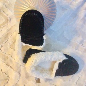 Run small Women's Muk Luks Slippers Very Comfortable Shoes Size 6